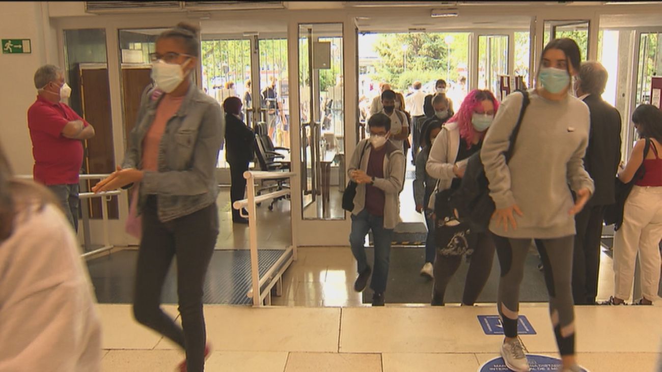 Nervios y tensión a la entrada de la EvAU: “Ha sido un año duro, pero estamos preparados”