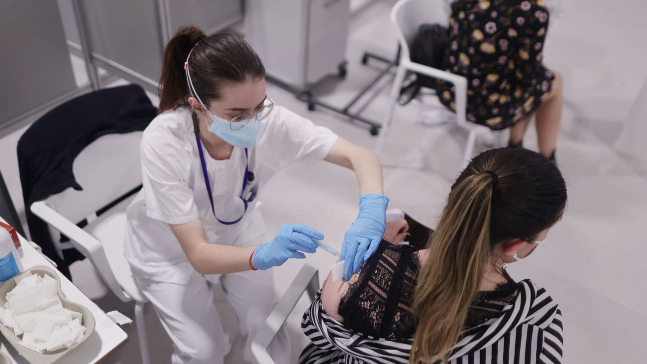 Una persona recibe la segunda dosis de la vacuna contra el Covid-19 en el Hospital Isabel Zendal