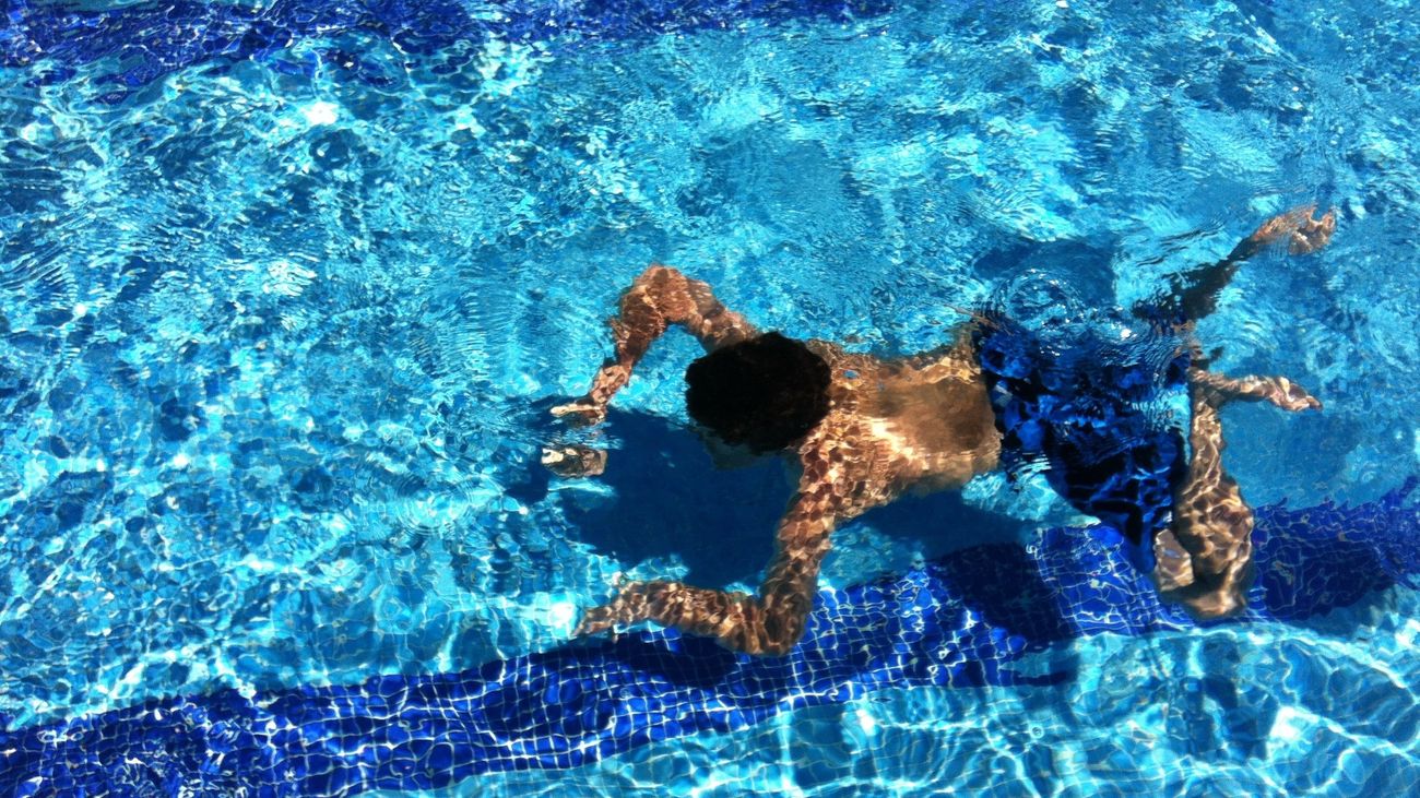 Joven nadando en una piscina olímpica