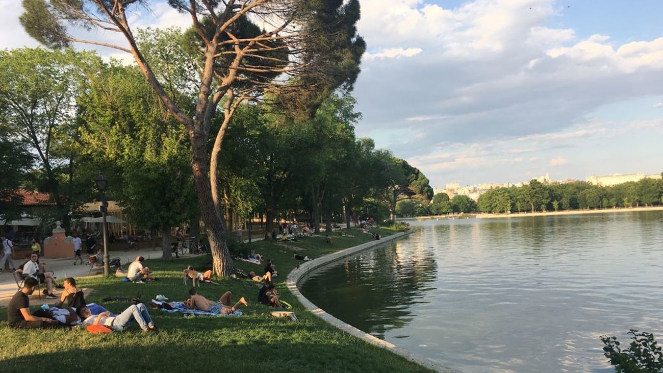 Jóvenes junto al lago de la Casa de Campo