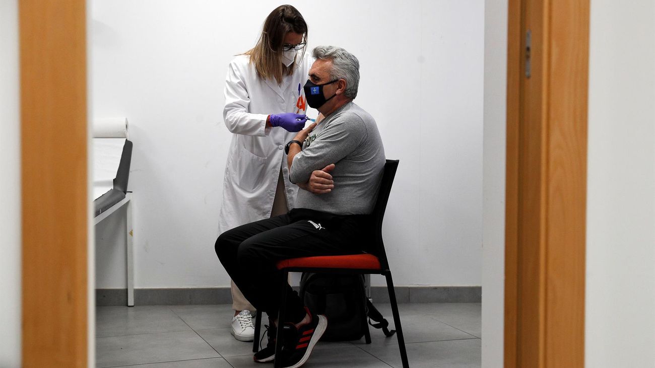 Una persona se vacuna en la Comunidad Valenciana