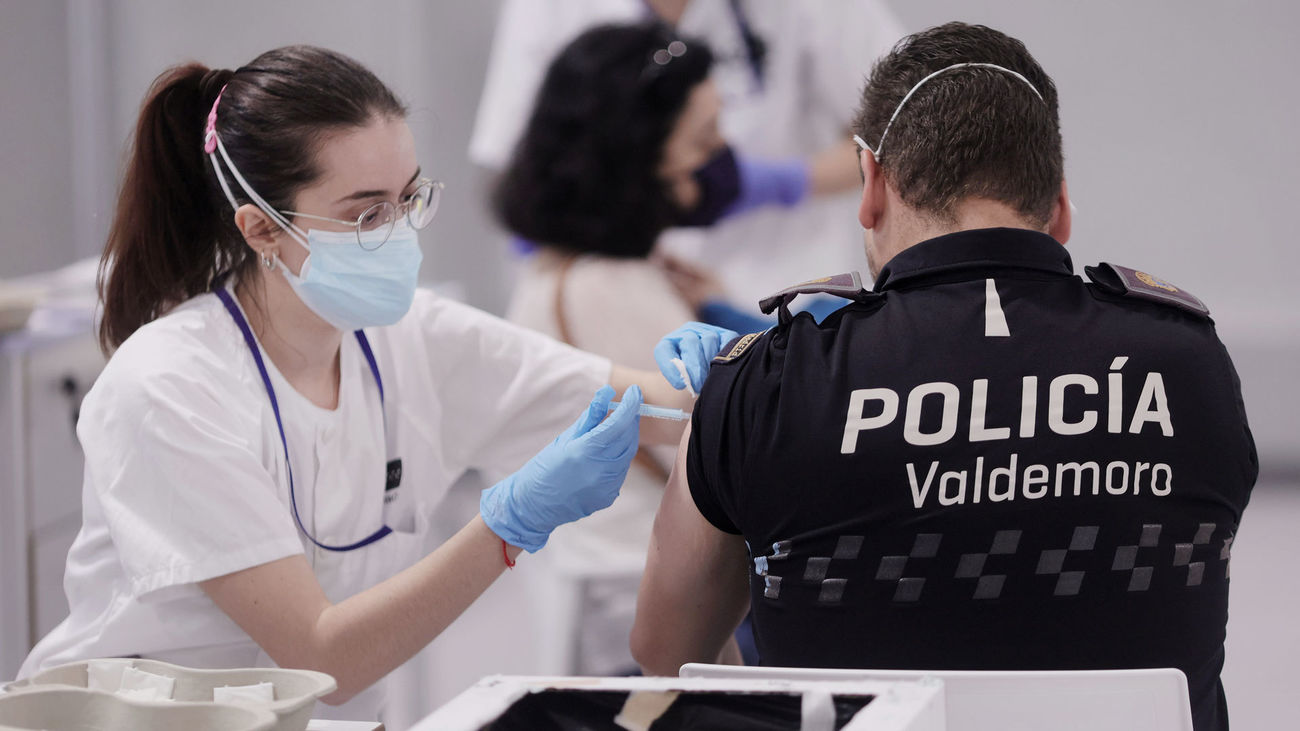 Un policía local de Valdemoro recibe la segunda dosis de la vacuna contra el Covid-19
