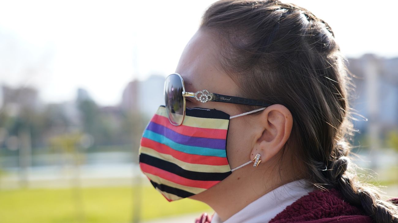 Los dermatólogos recomiendan usar protección solar debajo de la mascarilla