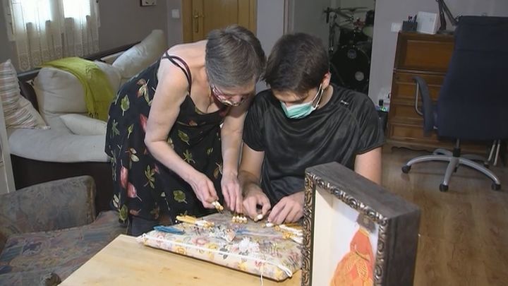 Aprendió a hacer bolillo junto a su madre / Madrid Directo