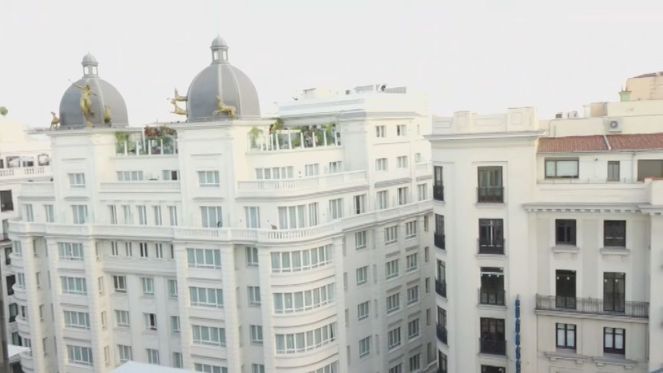 La nueva terraza de moda en la Gran Vía madrileña está inspirada en la Marina coruñesa