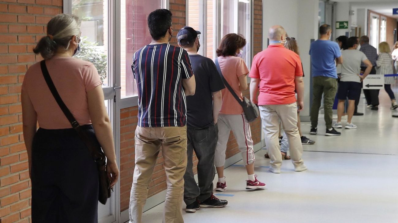 Los 'cuarentones' ya se vacunan en Madrid y los treintañeros, a la espera