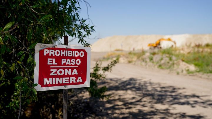 Cartel en las lagunas de Ambroz / EUROPA PRESS