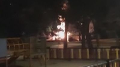 Se incendia un puente de madera en el parque de Aluche