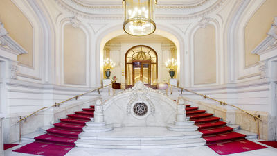 El Casino de Madrid recibe la distinción de la Casa Real