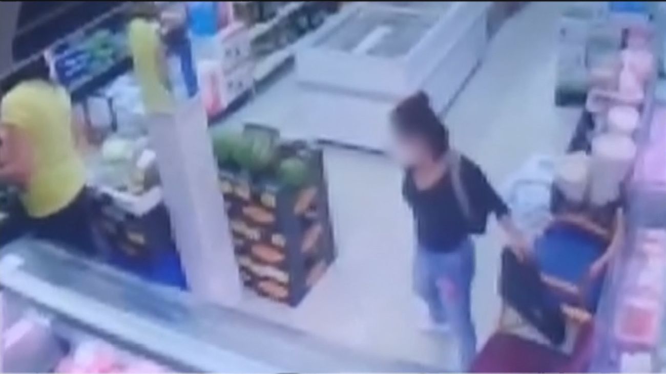 Se busca a la ladrona de un maletín 'olvidado' en un supermercado de Carabanchel
