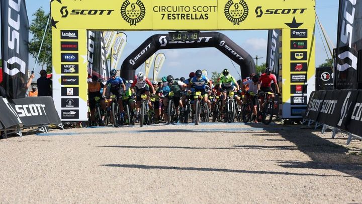 Salida de Chinchón / @FMCICLISMO