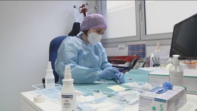 Madrid contabiliza 438 positivos y cuatro fallecidos más por Covid-19 en las últimas horas
