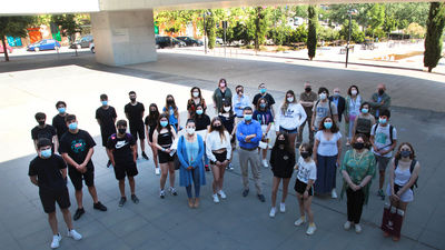 Premian a los institutos Alcobendas V y  Giner de los Ríos en el concurso 'Un árbol por tu futuro'