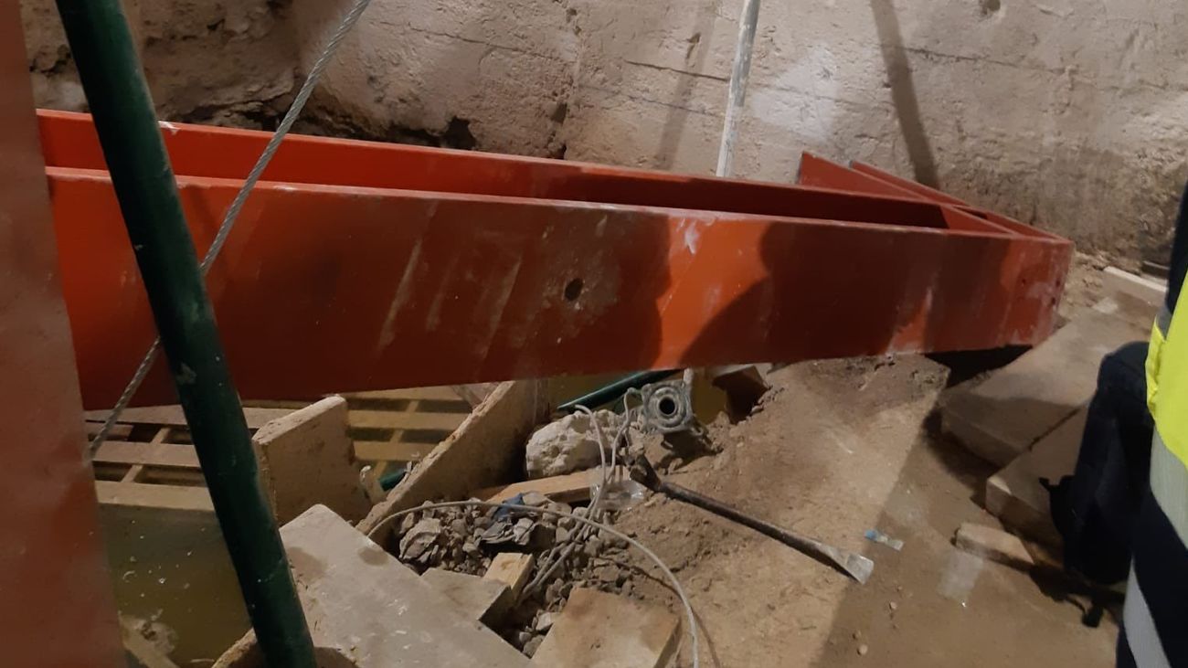 Viga de hierro que cayó encima de un obrero en Recoletos