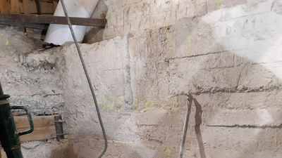 Una viga de hierro aplasta la pierna de un obrero en la estación de Recoletos