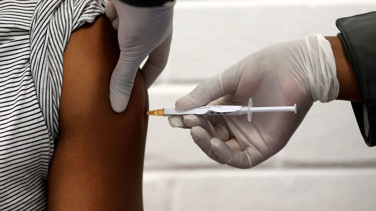 Inoculación de una vacuna a una persona