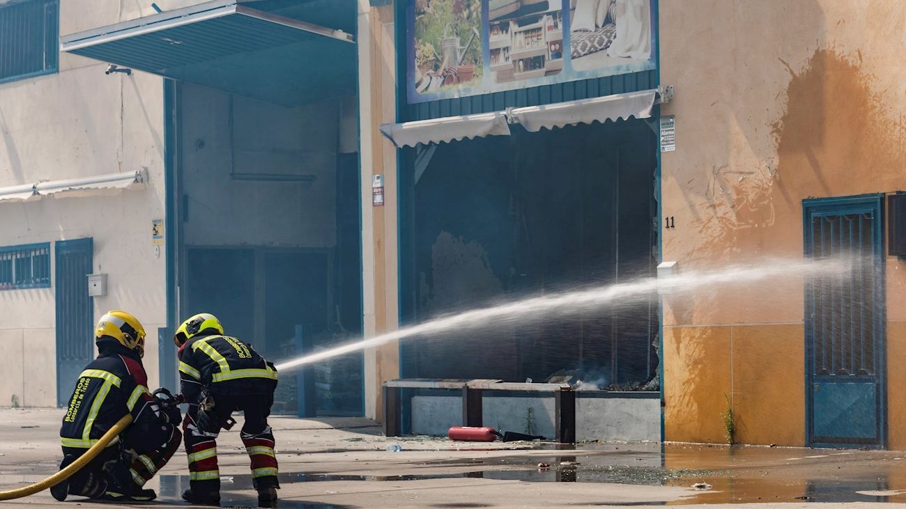 Los bomberos atacan el fuego en las naves industriales de Seseña