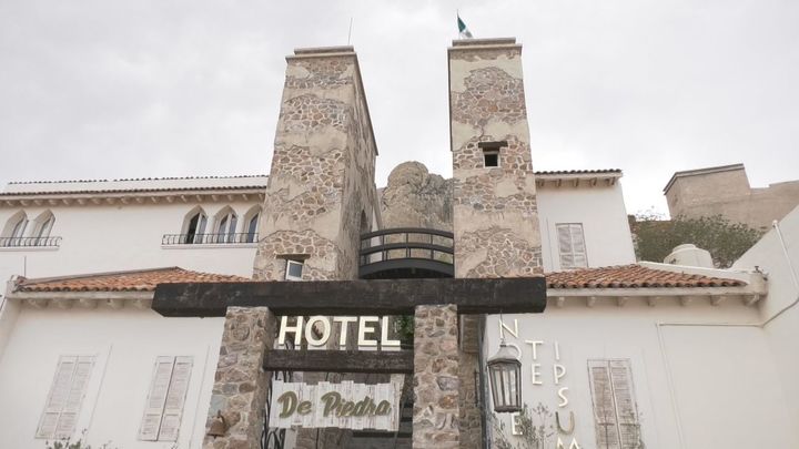 El Hotel de Piedra, a los pies de la Peña de Bernal
