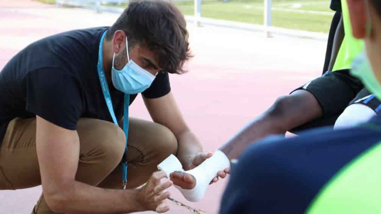 El Hospital Universitario de Torrejón forma al equipo Alevín  del Juventud con vendajes funcionales para evitar lesiones