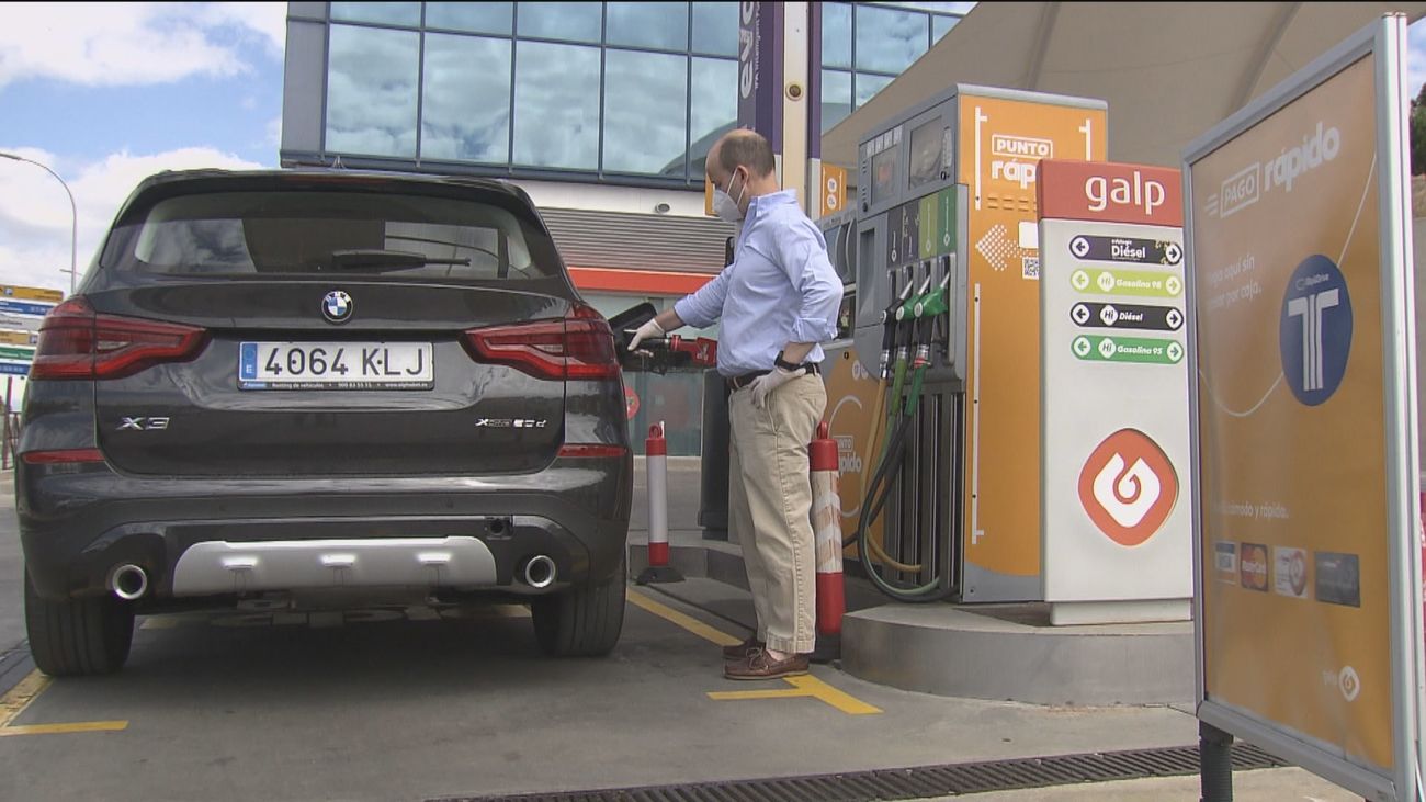 El precio de la gasolina, un 23% más cara que el año pasado, indigna a los conductores