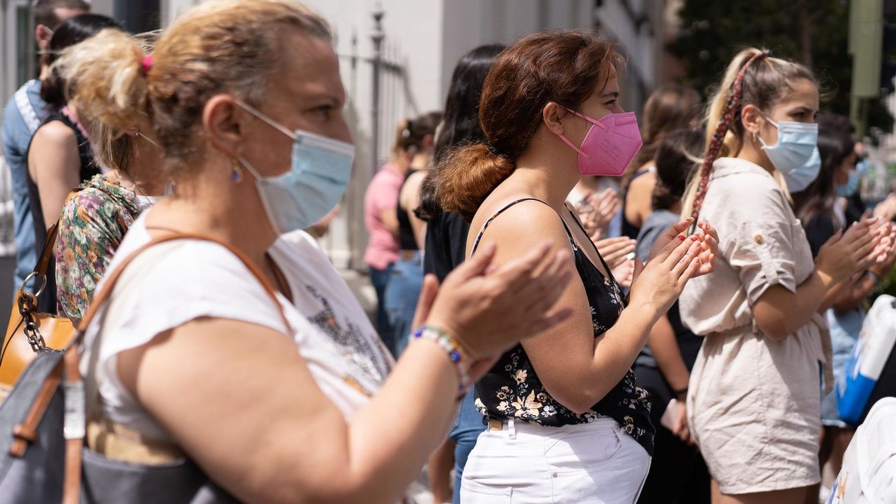 Ciudadanos se concentran junto al ayuntamiento de Santa Cruz de Tenerife, donde se guardó un minuto de silencio por el caso de las niñas Anna y Olivia y en solidaridad con su familia