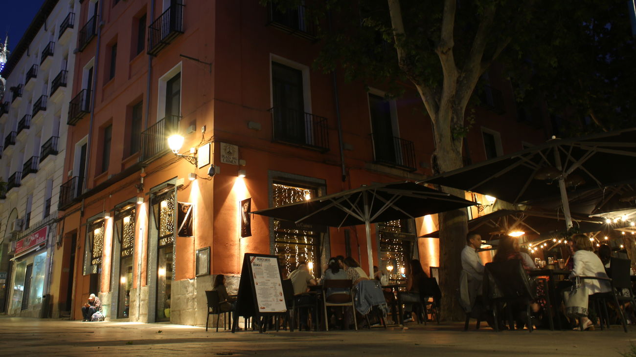 Personas en una terraza en una plaza de Madrid