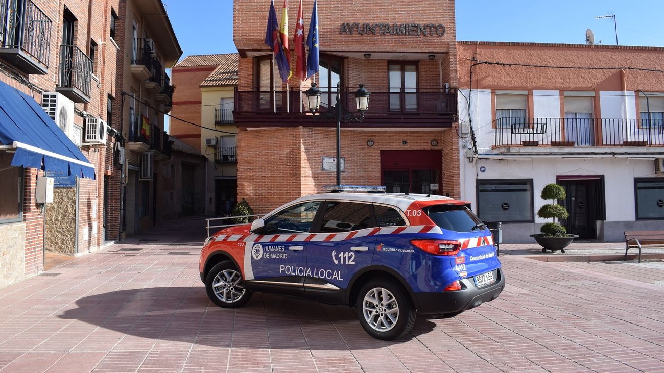 Vehículo de la Policía Local de Humanes frente al ayuntamiento de la localidad