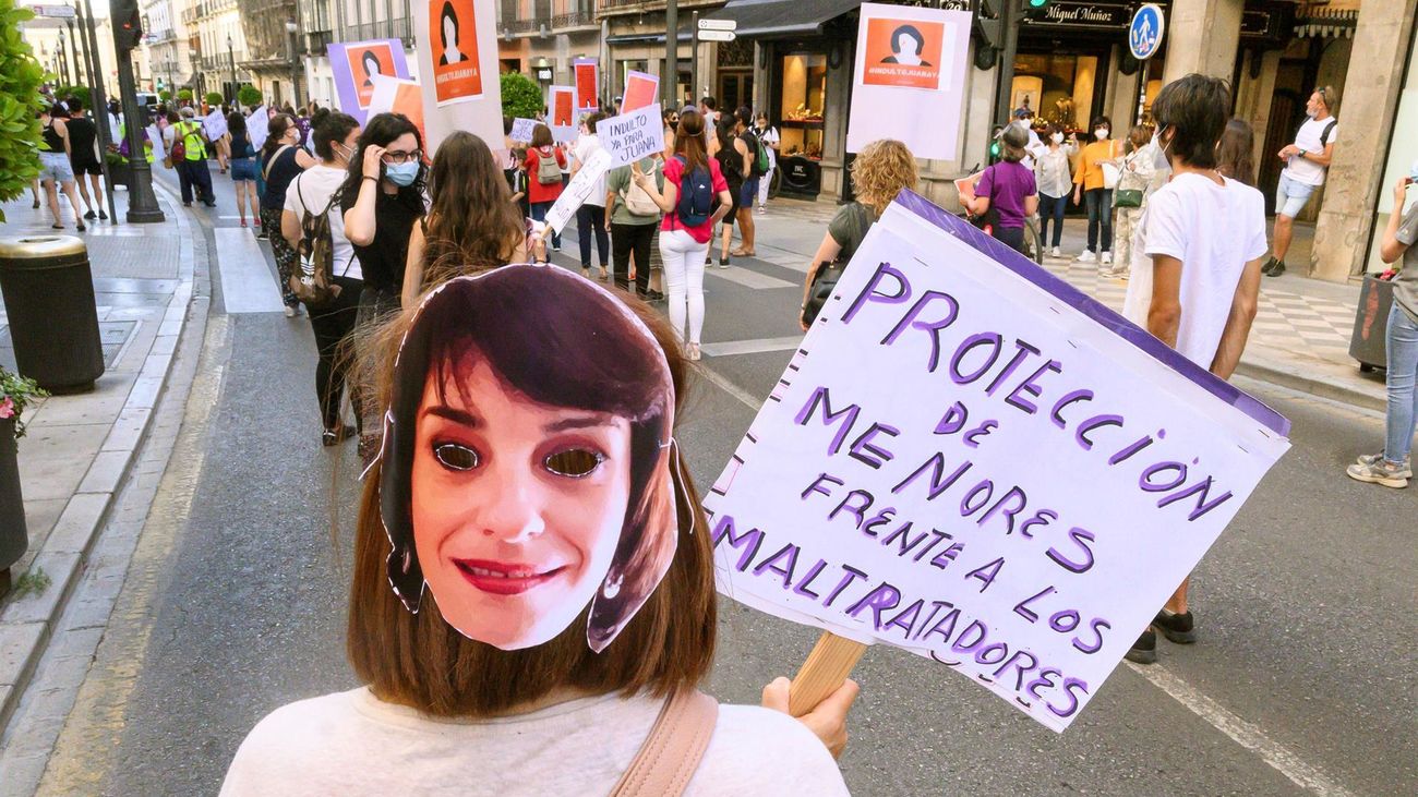 Una manifestación convocada por el movimiento feminista de Granada reclama el indulto para Juana Rivas