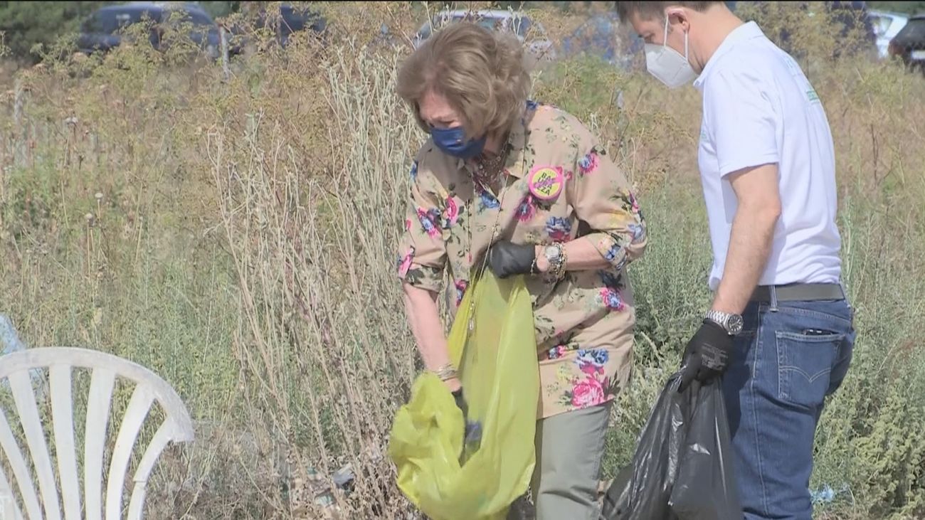 La reina Sofía participa en una recogida de basura abandonada en el Soto de las Juntas (Madrid)