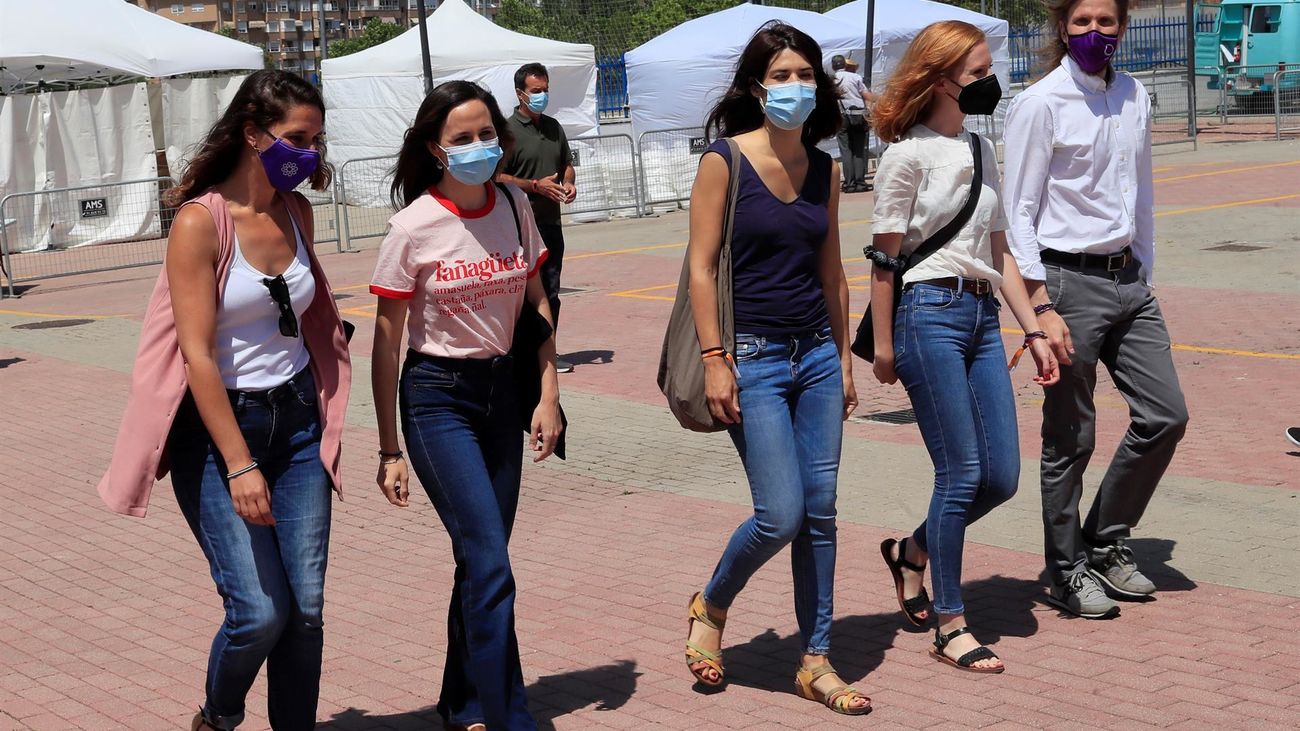 La ministra de Asuntos Sociales y Agenda 2030, Ione Belarra, junto a Noelia Vera, Isa Serra, Lilith Verstrynge y Pablo Fernández, a su llegada a la IV Asamblea de Podemos