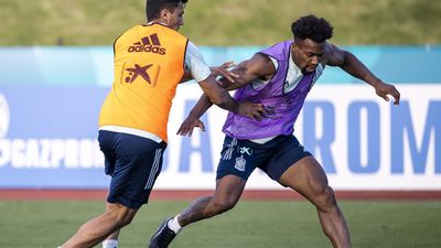 Diego Llorente y Adama, al mismo ritmo que el grupo