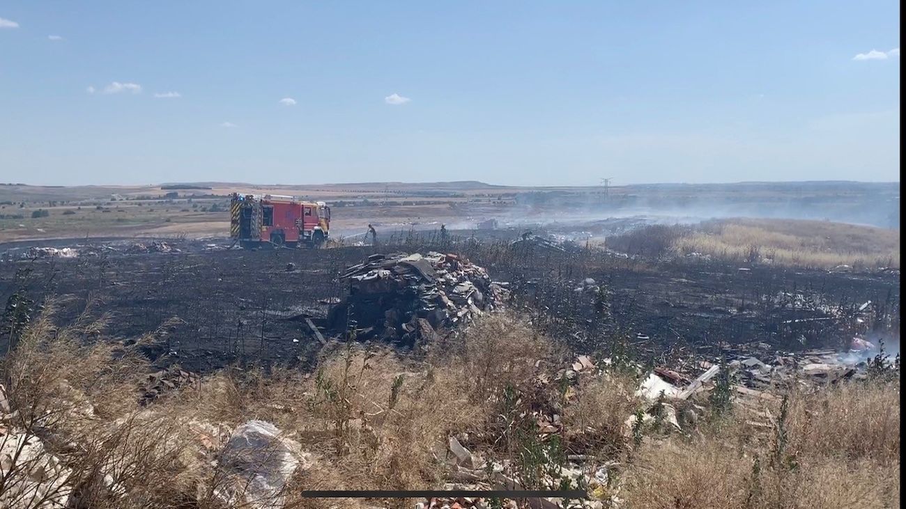 El viento dificulta la extinción de fuego de pasto en la Cañada Real