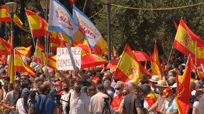 Miles de personas llenan la Plaza de Colón de banderas  de España contra los indultos