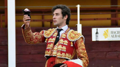 Álvaro Burdiel corta una oreja en su debut con picadores en Anchuelo (parte 1ª)