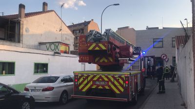 Lanzan dos cócteles molotov a la sede de Vox de Parla