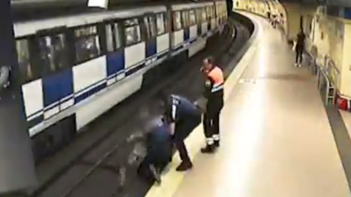 La Policía Municipal y la seguridad privada evitan un atropello en el metro de Lavapiés