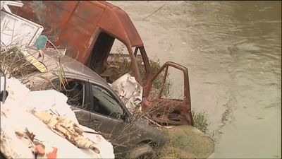 Sacan 13 vehículos y  50 toneladas de restos de coches del río Guadarrama