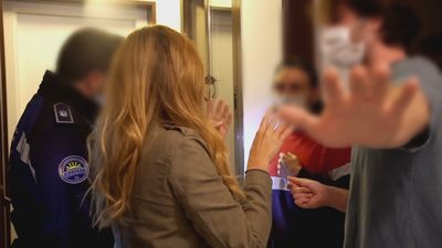 Vivimos desde dentro una fiesta ilegal en un piso de Madrid