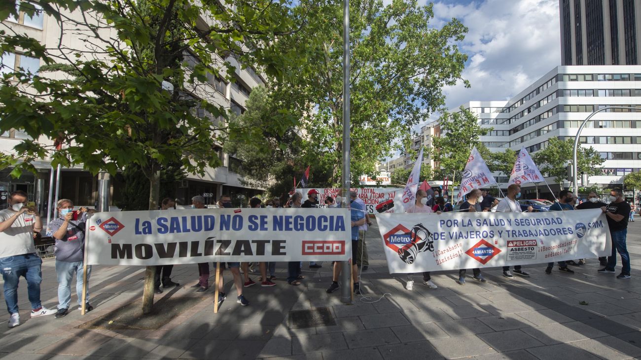 Trabajadores de Metro piden justicia para las víctimas del amianto, ante los juzgados de Plaza de Castilla
