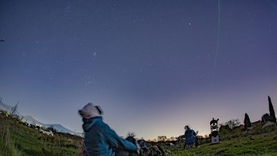 Vega, Altair, Casiopea, las Perseidas, los satélites Starlink... todo lo que puedes ver este verano en el cielo de Madrid