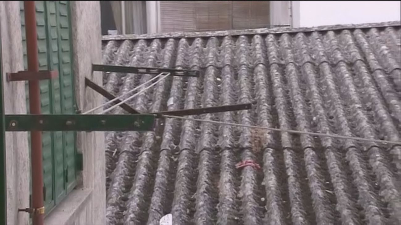 Vecinos del Puente de Vallecas denuncian la existencia de un techo amianto en su patio