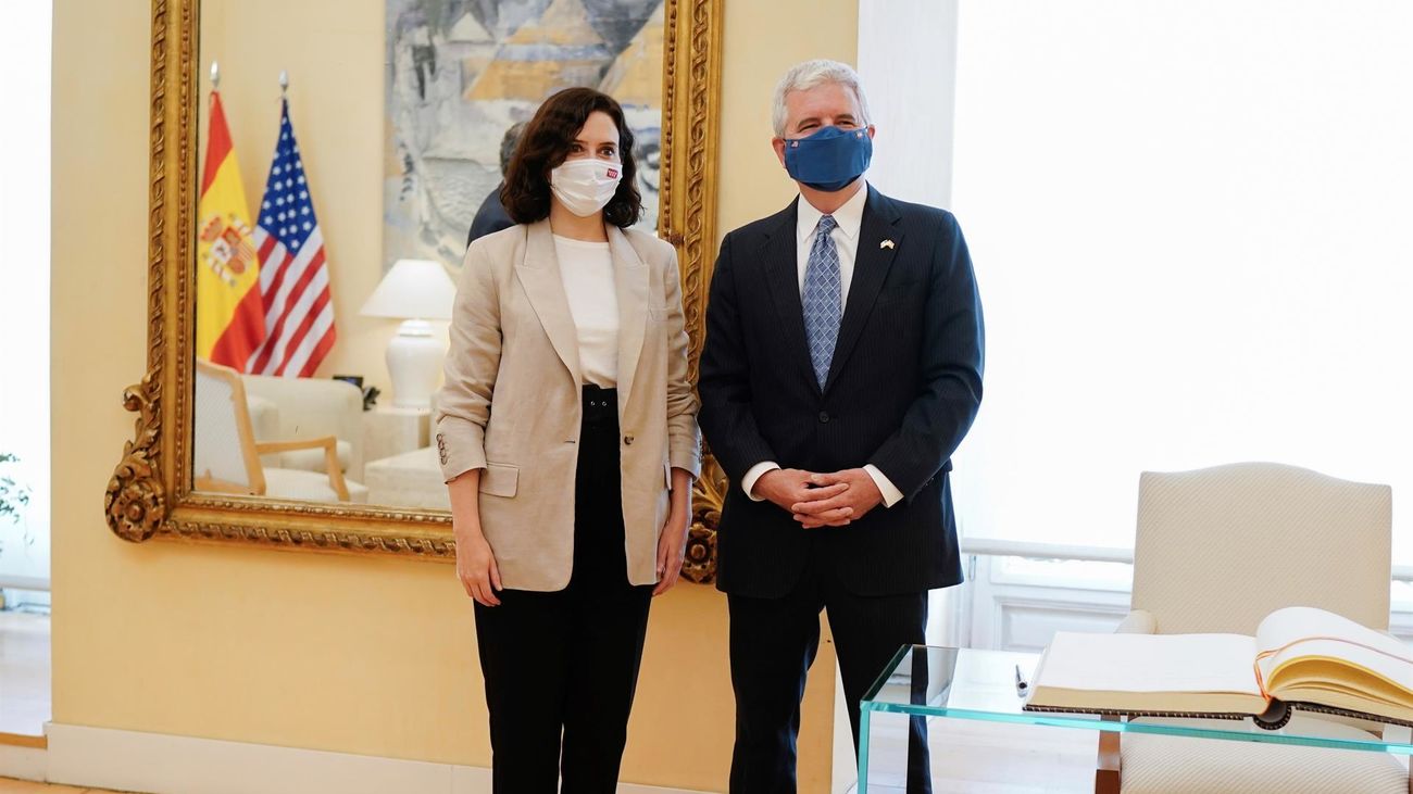 La presidenta en funciones de la Comunidad de Madrid, Isabel Díaz Ayuso, se reúne con el encargado de negocios de la embajada de los Estados Unidos en España, Conrad Tribble
