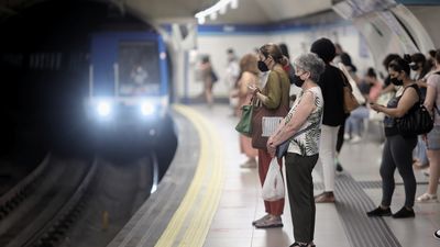 Metro de Madrid rendirá homenaje a Ramón y Cajal, Gregorio Marañón y Juan de la Cierva con vinilos en estaciones