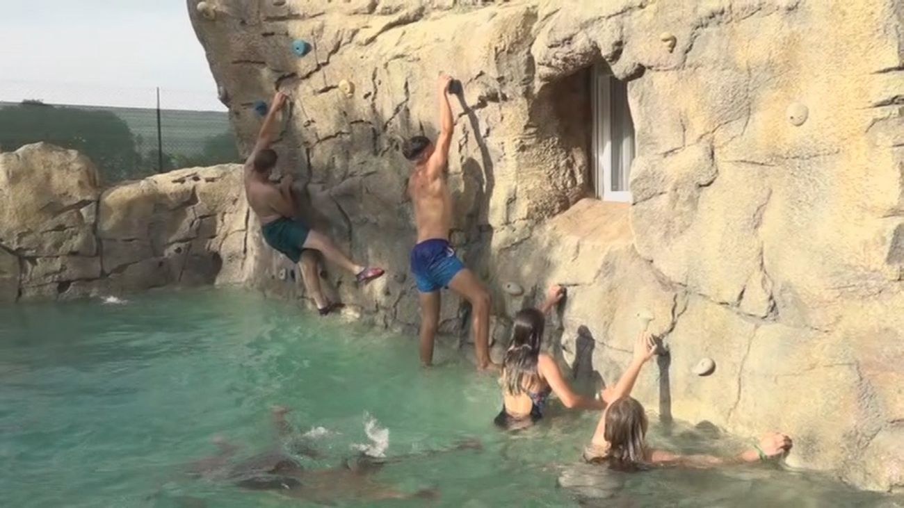 Una piscina de lo más curiosa ¡También se puede escalar!