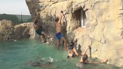 Una piscina de lo más curiosa ¡También se puede escalar!