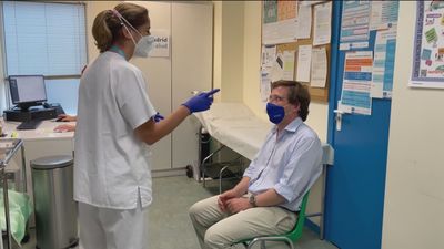 El alcalde de Madrid ya tiene la primera dosis de Pfizer