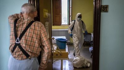 La Fiscalía denuncia a tres médicos de una residencia por la muerte de un anciano por Covid