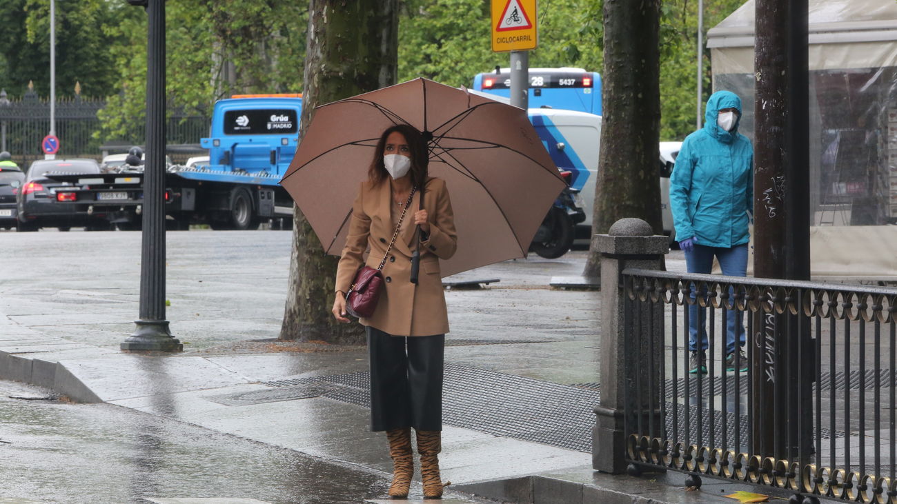 Una mujer con paraguas en Madrid