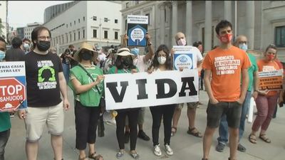 Protesta por  la vivienda frente al Congreso: "En agosto habrá un 'tsunami' de 40.000 desahucios"