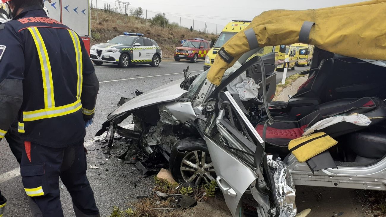 Un herido grave y otro leve en un tremendo choque frontal en San Martín de la Vega